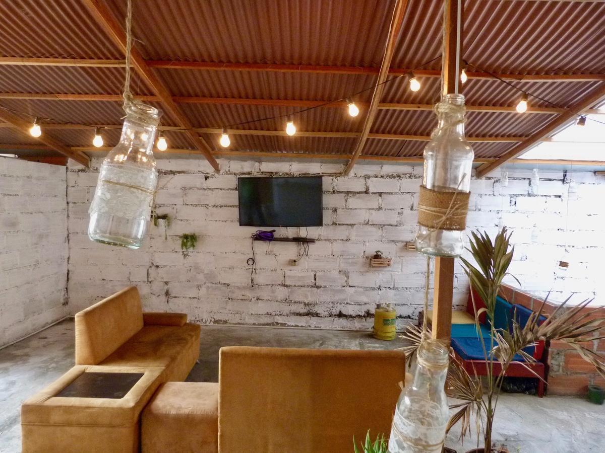 El Descanso Donde Sara Hostel Medellin Exterior photo