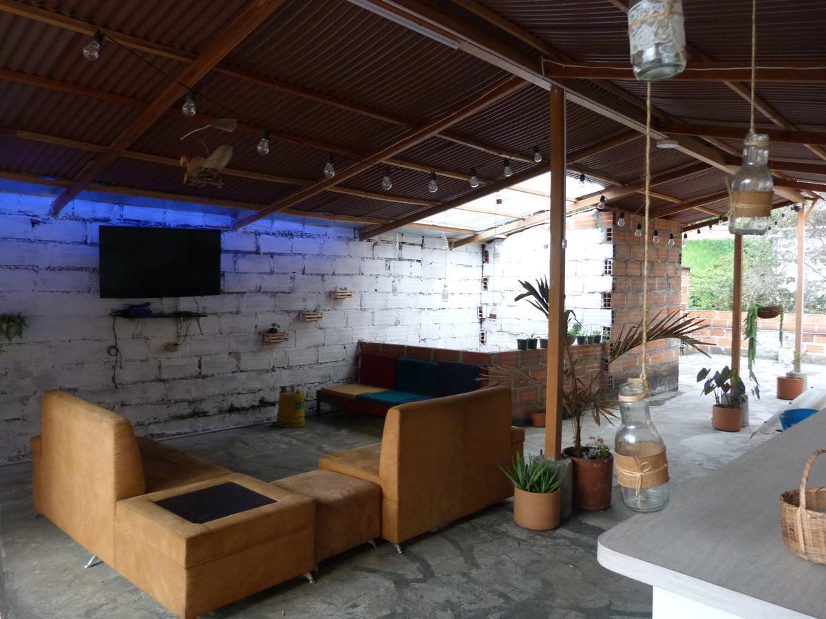 El Descanso Donde Sara Hostel Medellin Exterior photo